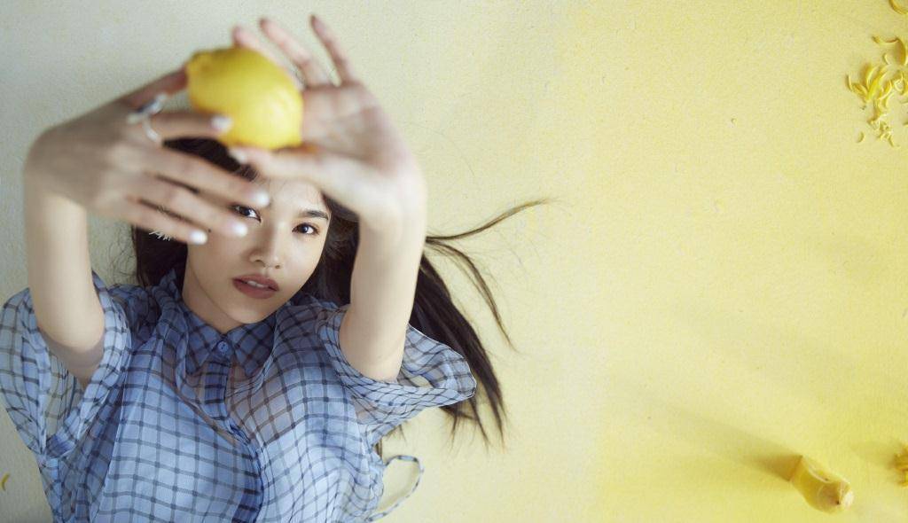 看了杨丞琳的脸,真大写的服气,穿一字肩白裙分分钟嫩成"初恋"_连衣裙