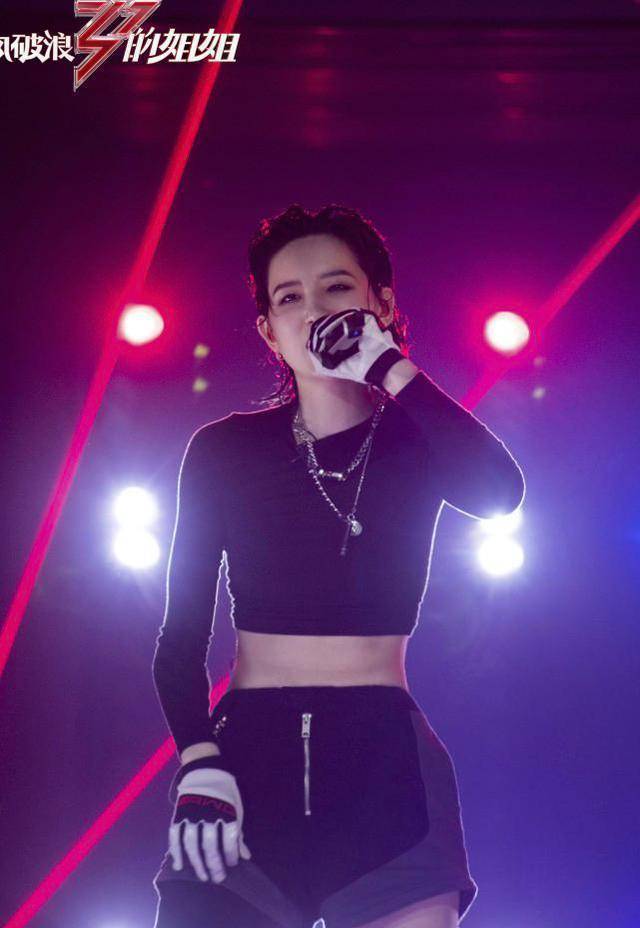 当年的《快女》六强,李斯丹妮再参加选秀,唱功依然是硬伤