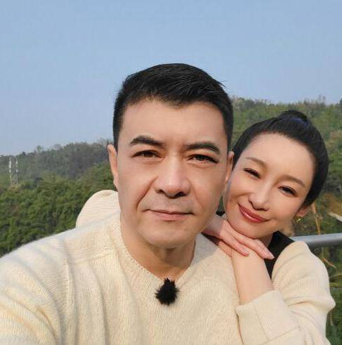 43岁秦海璐挑战拍吻戏,合作小17岁"年下男",被亲后娇羞如少女_网友