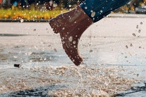 下雨天，皮鞋沾水怎么保养好？