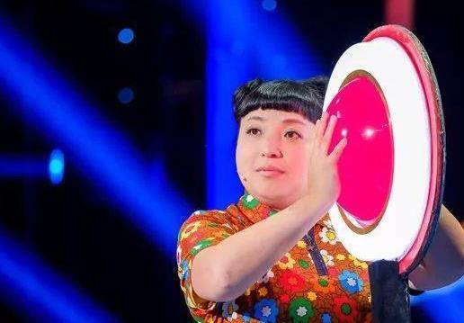 "笑星"何晶晶:模仿宋丹丹成名,患抑郁症隐退8年,今现状如何?