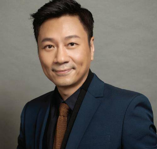 57岁老戏骨黎耀祥,摆地摊摊位冷清无人捧场,目前已定居中山_明星_网友