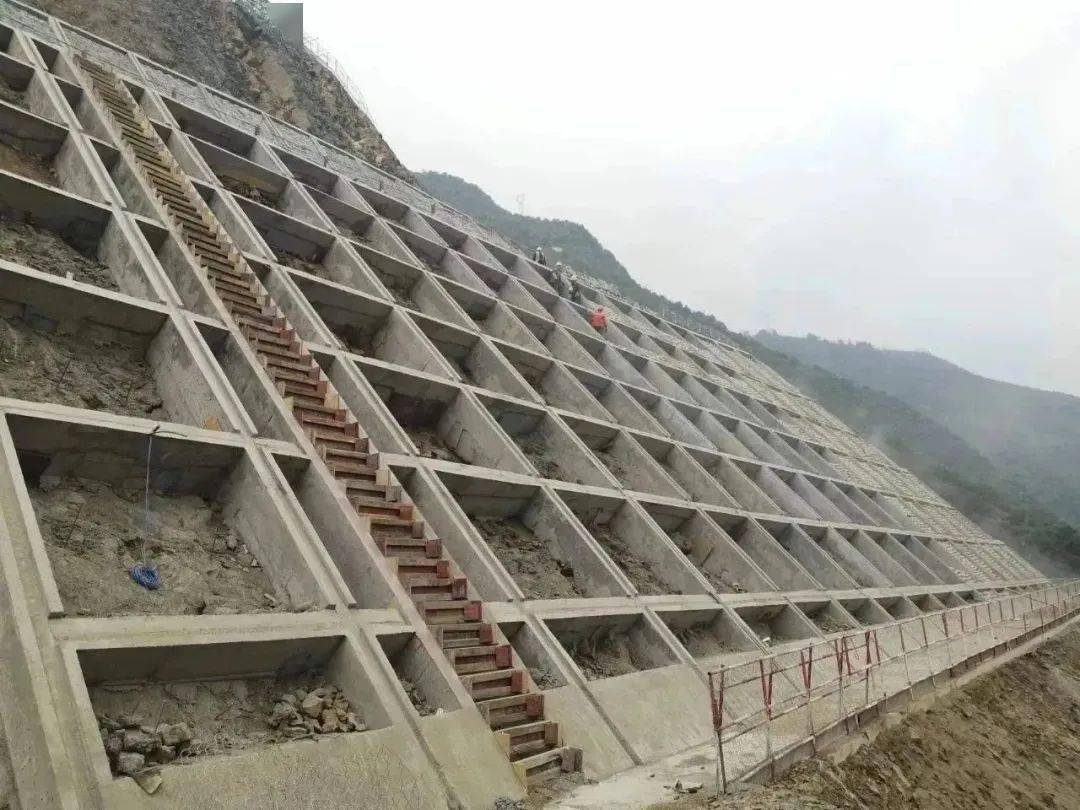 11月23日,洛泽河特大桥5号台顶第8级边坡锚杆框架梁植生袋垒砌.