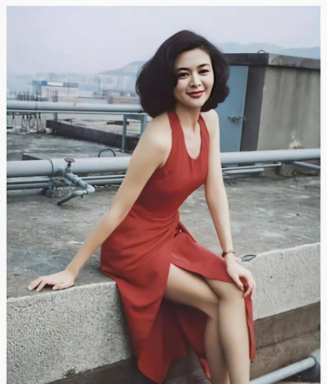 据说在见到关之琳的第一眼,他的眼睛都看直了,心想世界上怎么会有如此