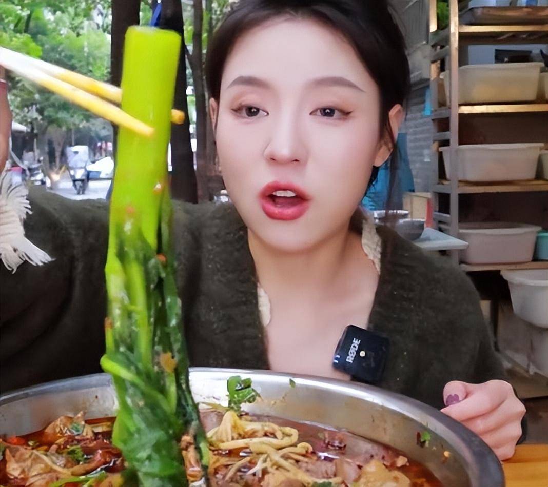 小贝饿了跟张喜喜一样,也是美女吃播网红,她们两人的风格相同,曾被
