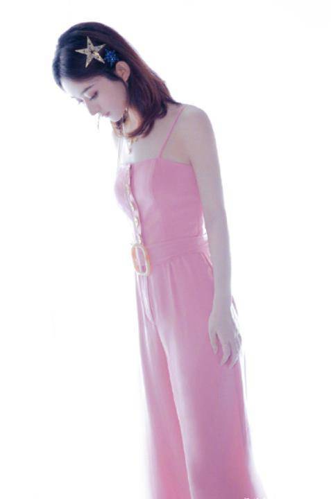 赵丽颖真是一张"初恋脸",穿粉色吊带连体裤,甜美到骨子里了_时尚_款式