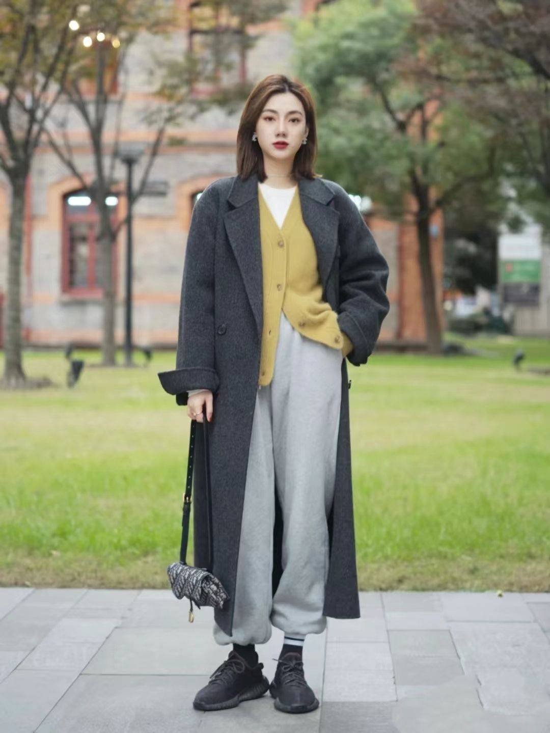 很多杭州女生都很喜欢呢子大衣与束脚裤的搭配,譬如浅灰色束脚卫裤