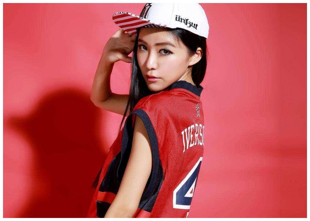 nba美女主播周玲安:身材堪比卡戴珊,如今嫁美国50岁富豪_明星_职业