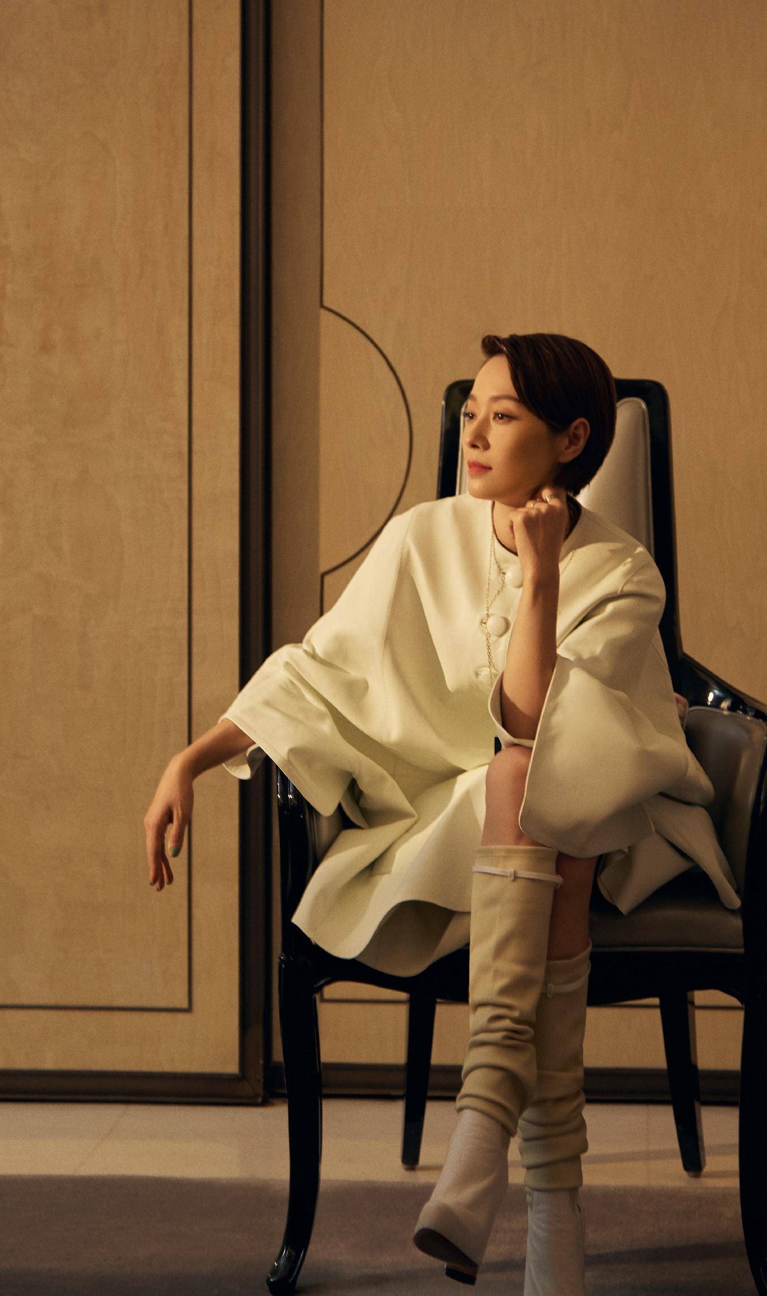 马伊琍最新大片,黑色镂空长裙攻气十足,40 的女性气势逼人_材质_气质