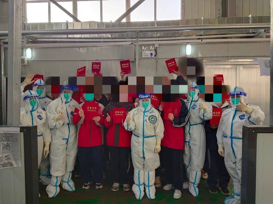 “大白”服与“志愿红”：忻州市第一方舱医院里的并肩相守