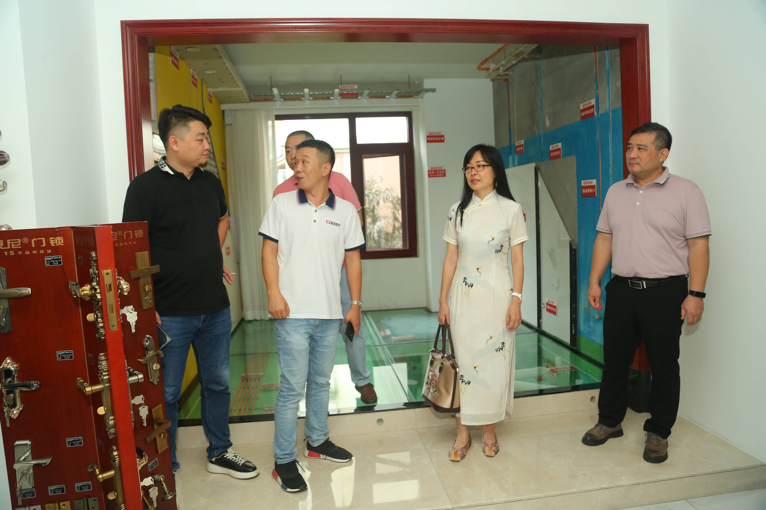 副秘书长杨波,副会长信兴电器总经理唐宏宇 ,名匠装饰总经理张红英