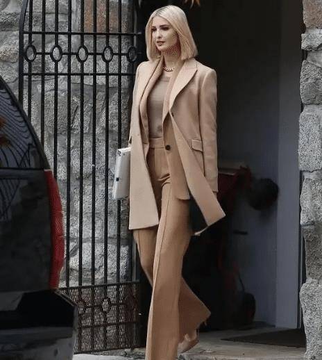 伊万卡真有"贵族"气质,穿蓝色衬衫配百褶裙优雅高贵,气场强大_版型