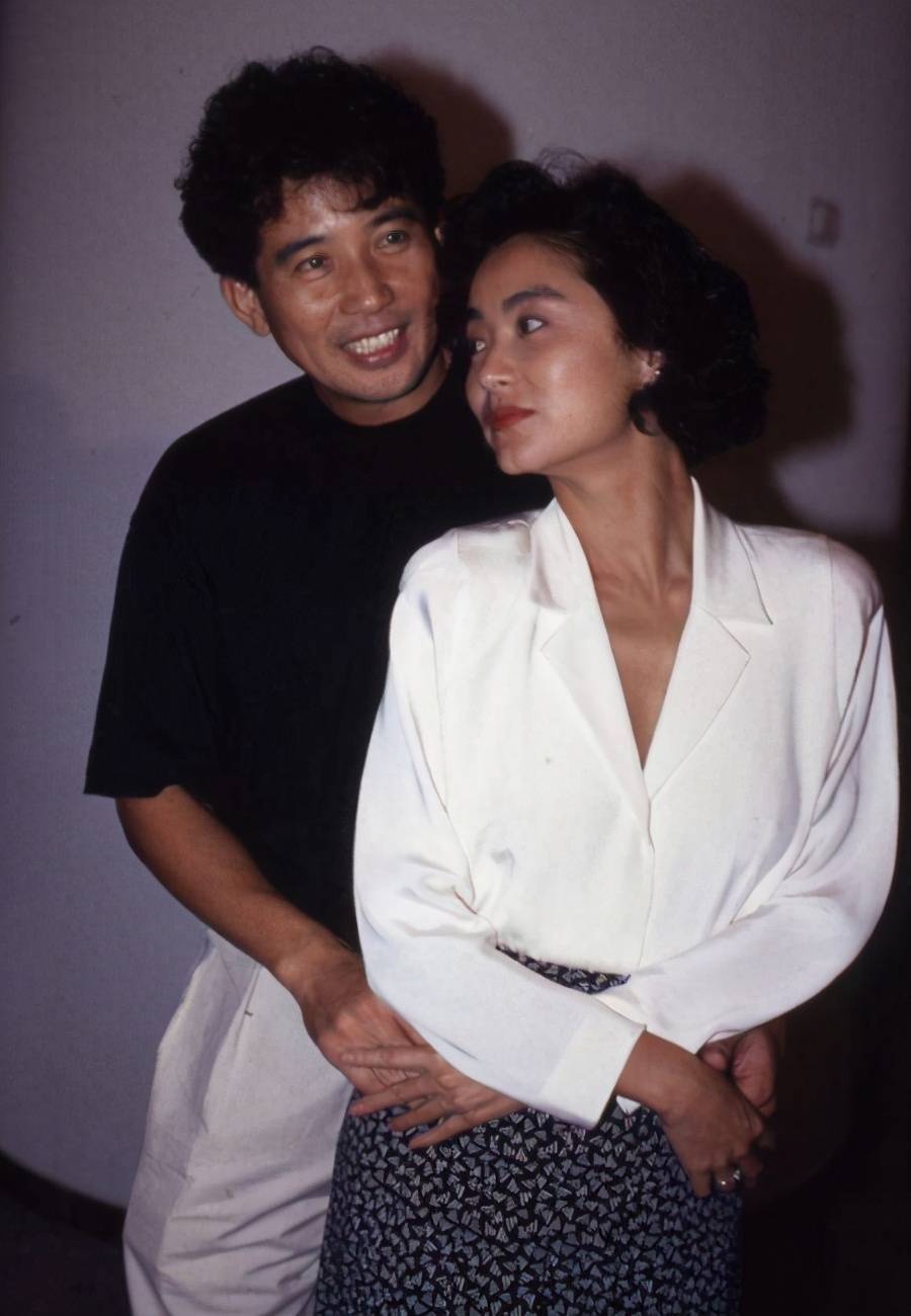 苦恋林青霞与她订婚4年无果,二婚娶小16岁娇妻的秦祥林怎样了_萧芳芳