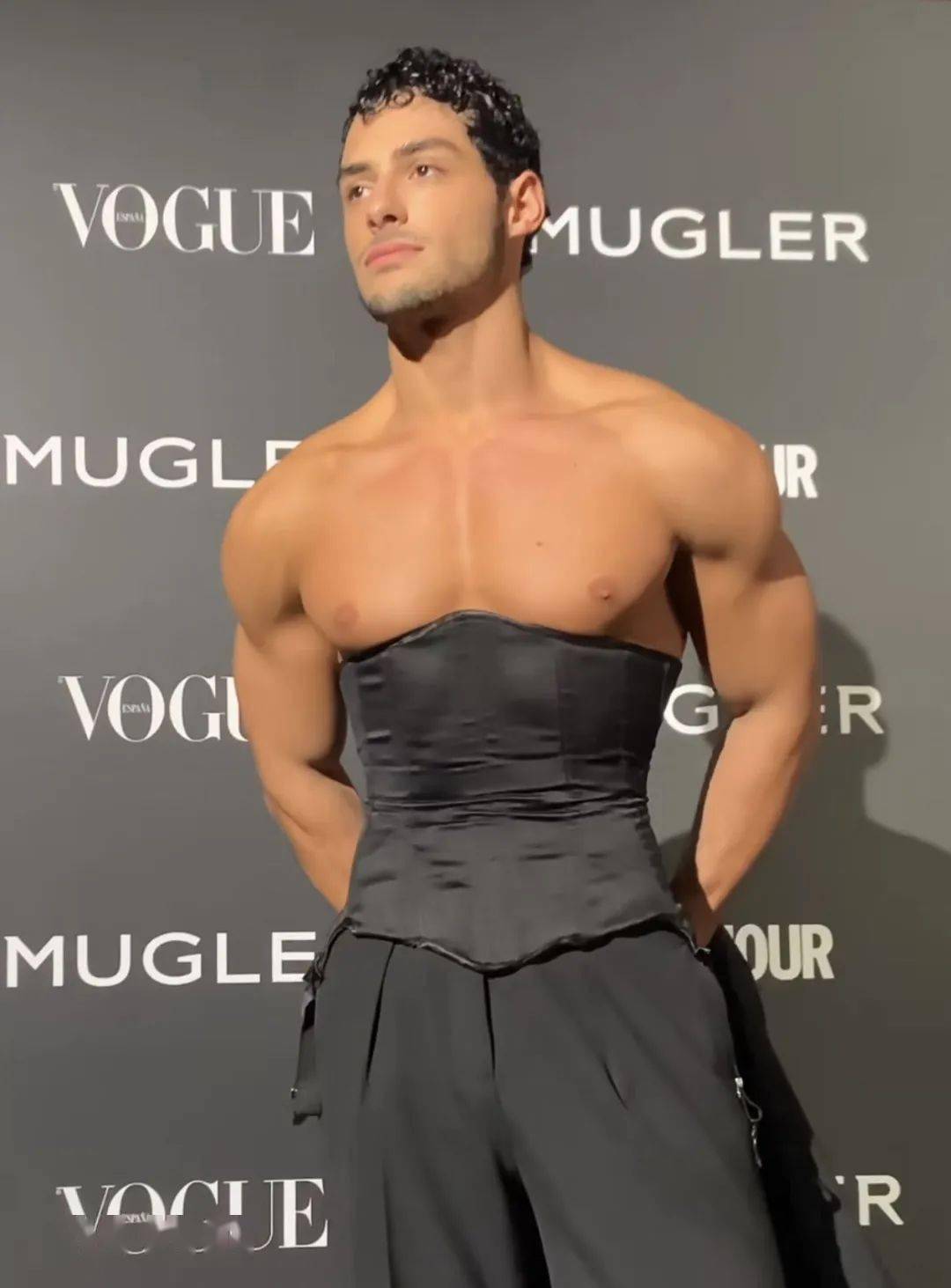 HONOLULU 一個月前轟動全美的日裔小林漢娜(Hannah  Kobayashi）是夏威夷茂宜島嶄露頭角的攝影師,原計劃搭機前往紐約找新工作並探望親戚,11月8日飛抵洛城LA,機場後未搭乘飛往紐約的班機,之後就失蹤。  她曾告訴家人,轉機, image size:1080x1463