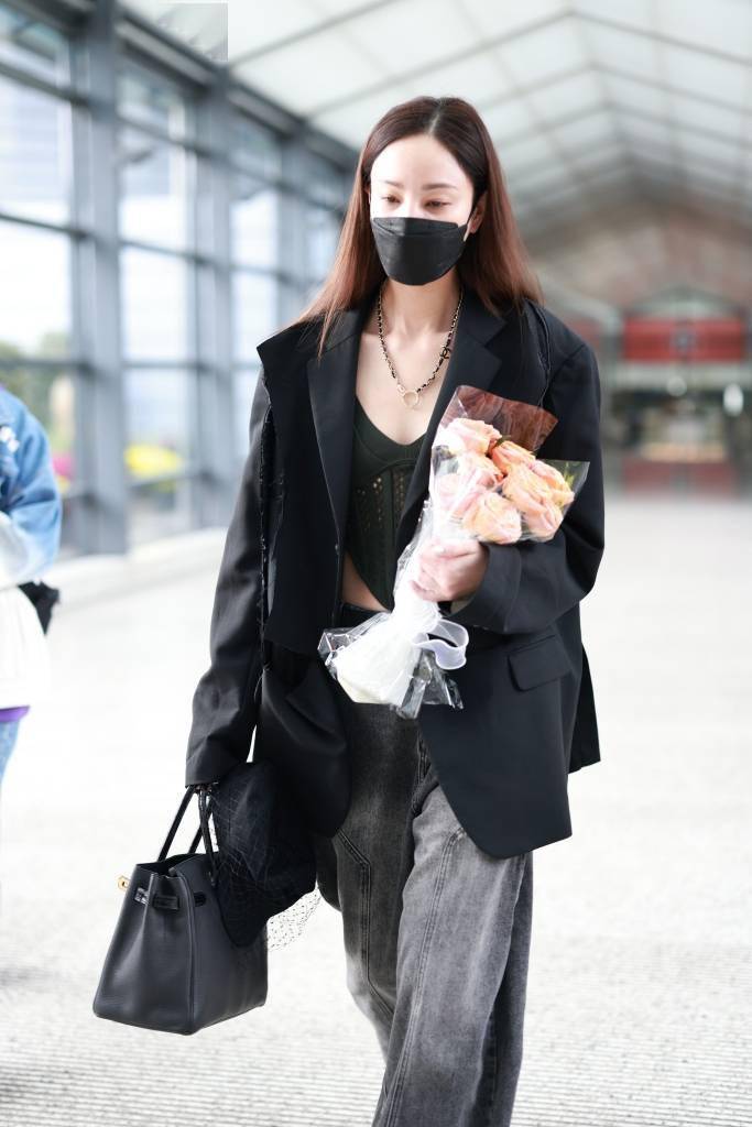 郑希怡休闲西装搭配宽松牛仔裤 气质通勤穿搭get_造型_黑色_身材