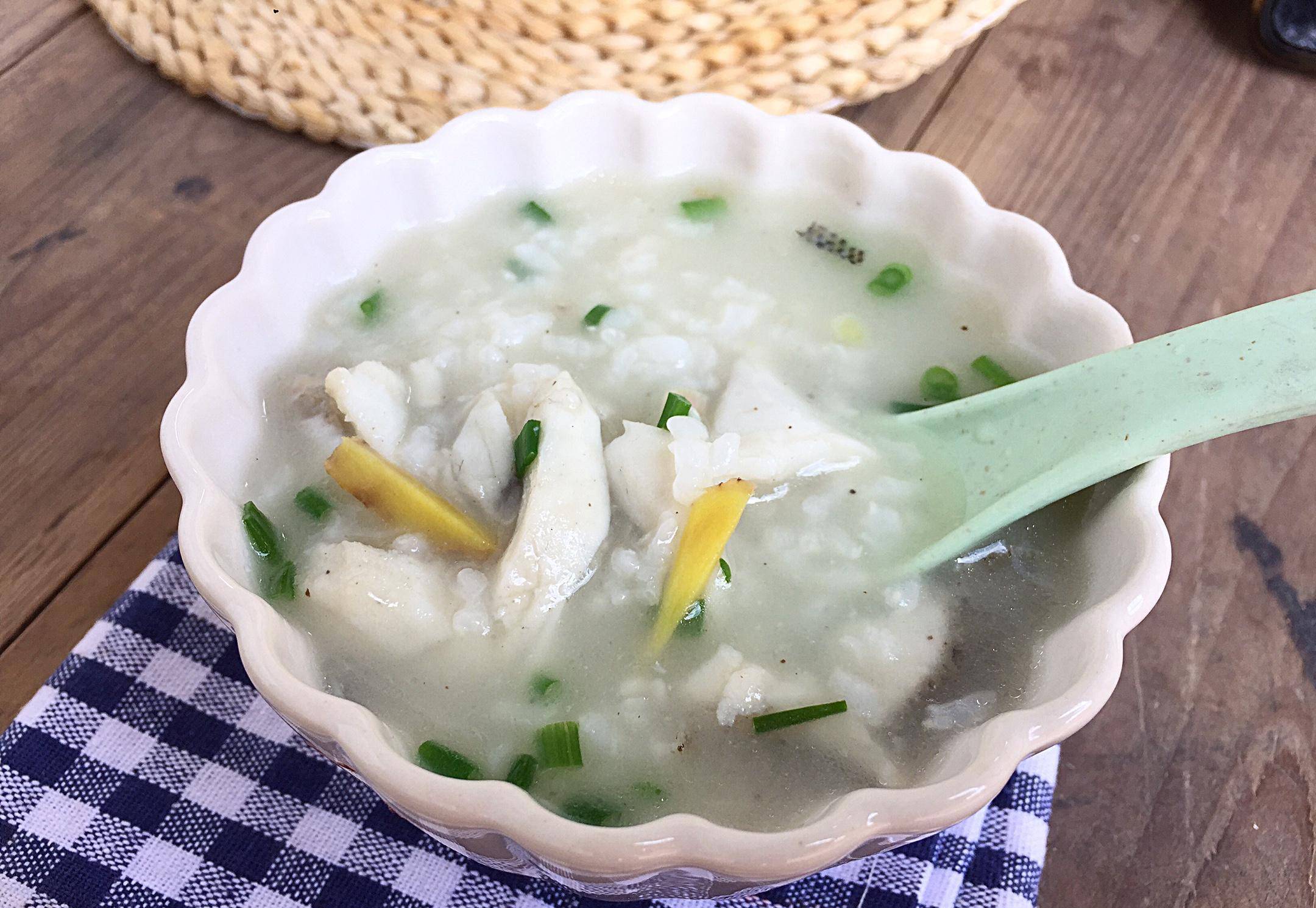 鲈鱼别再清蒸了,加点大米熬成粥,香甜鲜美营养高,孩子吃得香_鱼刺