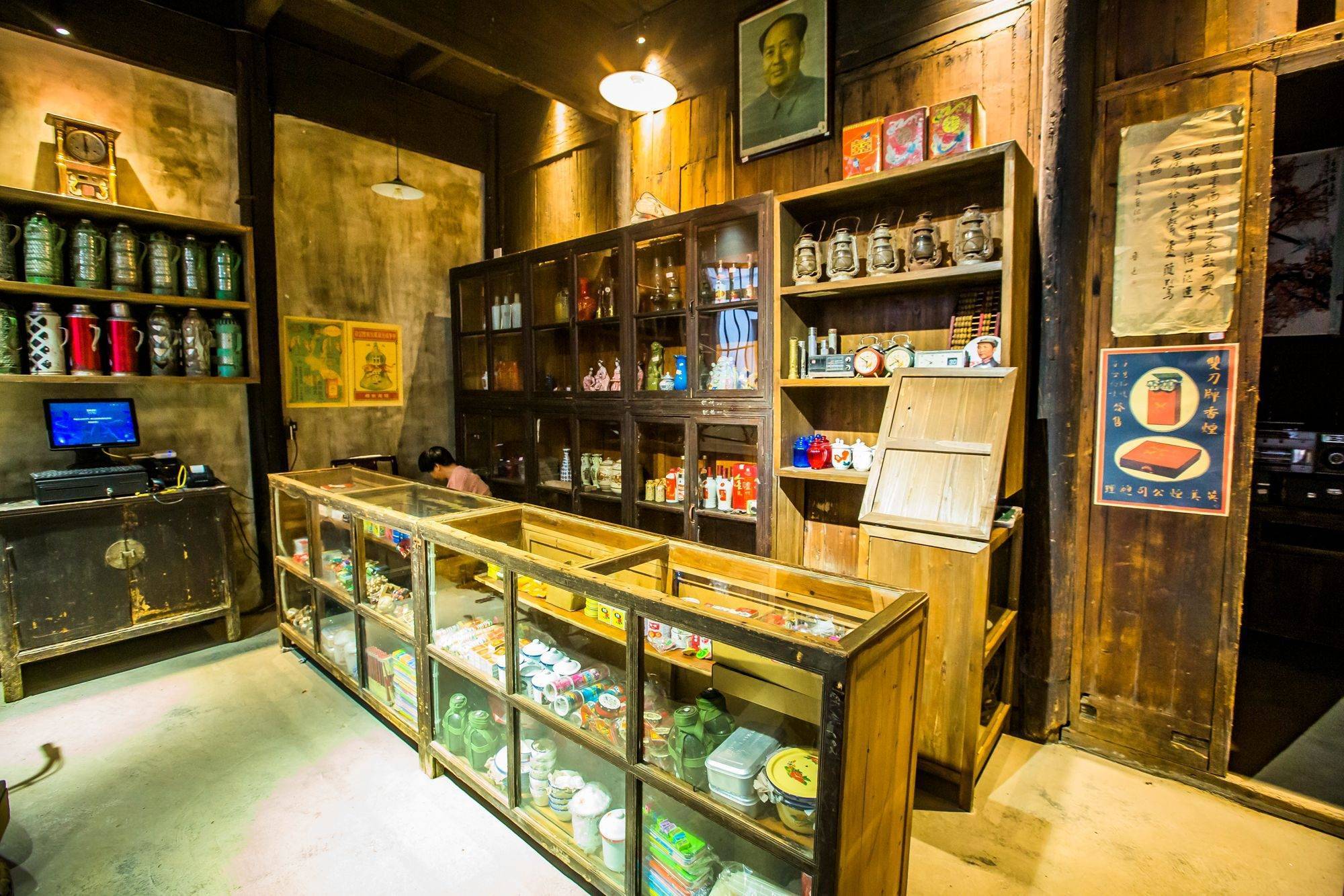 老式柜台,老式展柜,老式物件,昏黄的灯光,走进供销社瞬间便有了穿越的