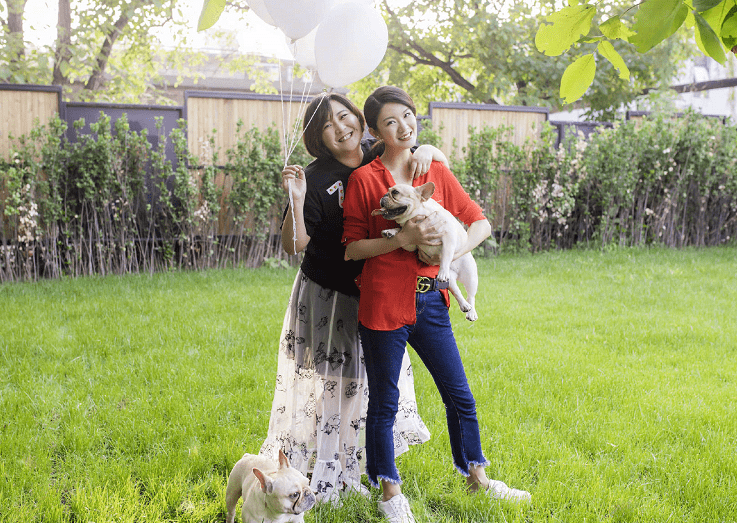 小时候贾玲家里的条件并不是很好,家里并没有能力支撑着两个孩子上