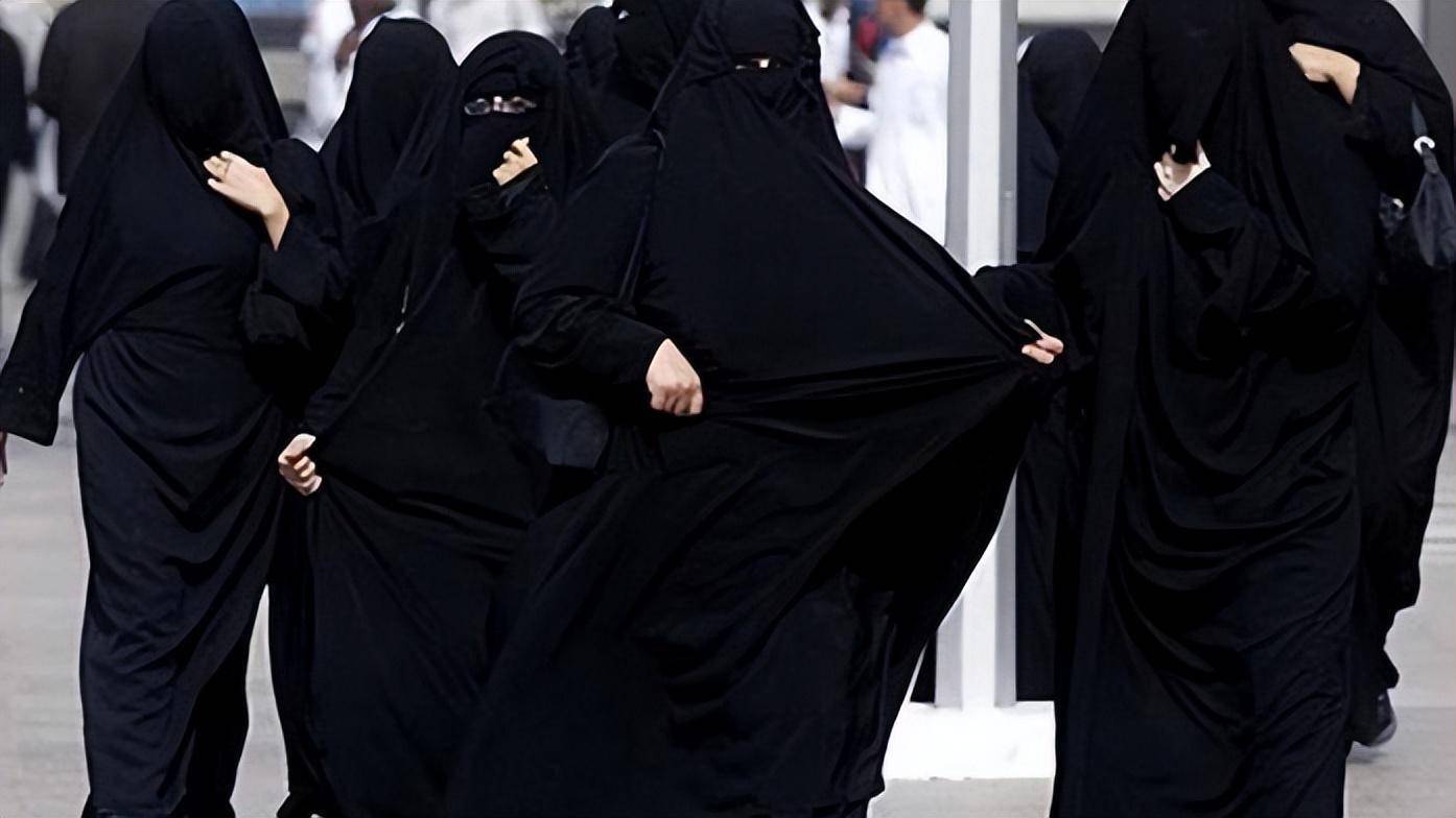 馄饨皮带火卡塔尔服饰,同为阿拉伯地区,卡国服饰和其他地区不同_长袍