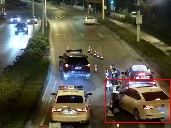 驾车冲卡还连撞警车，是什么让司机如此胆大妄为？车辆警方李某 3994