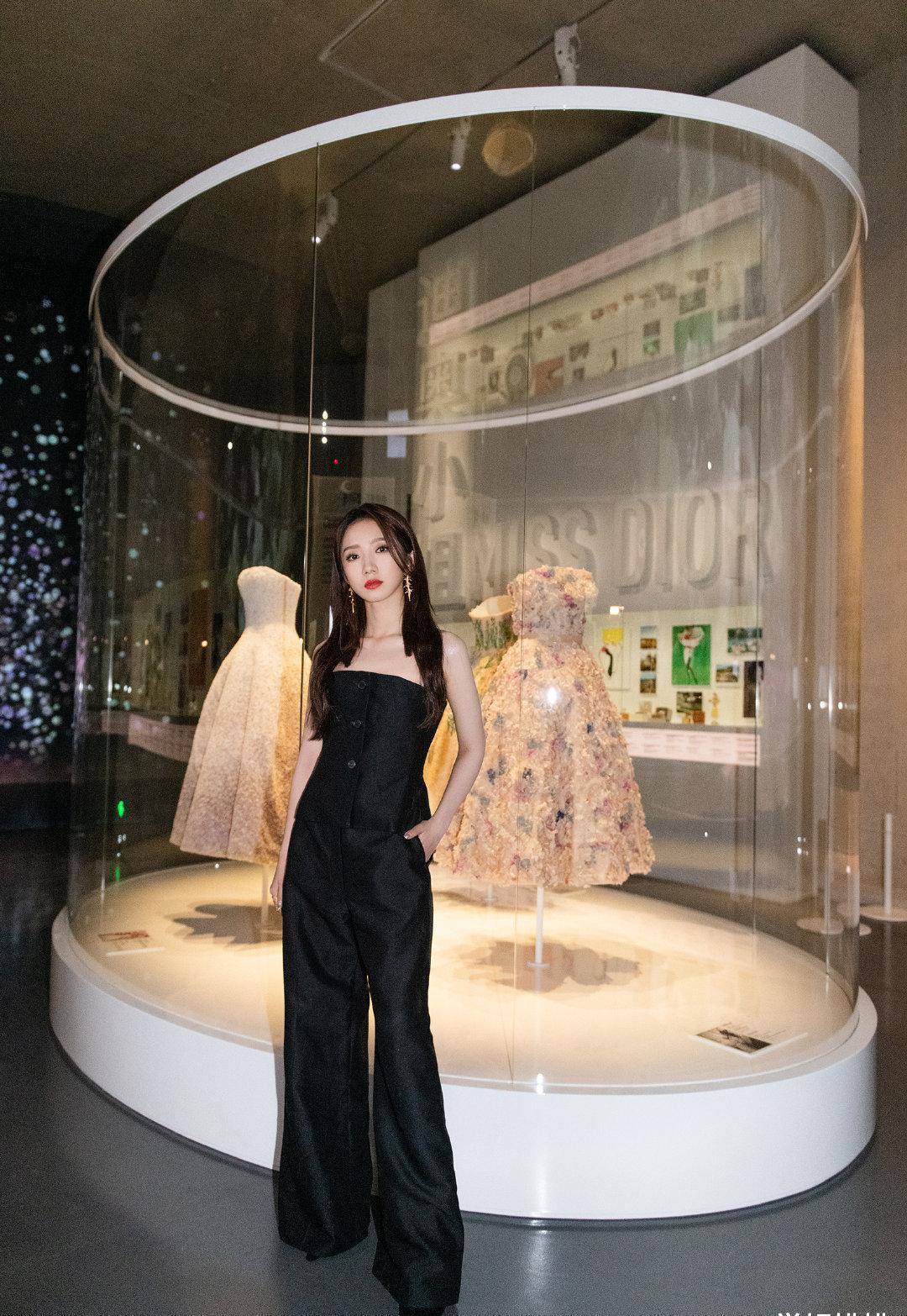 孟美岐才22岁,气场就这么强,去哪都是一整身dior撑腰_造型_时尚_黑色