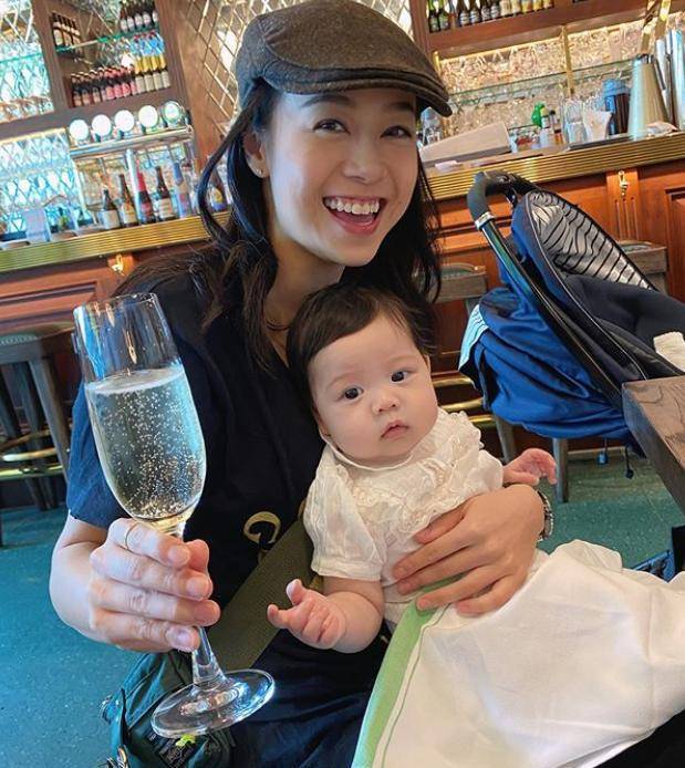 许志安变身"家庭煮夫"与郑秀文逛街买菜,手戴婚戒扶老婆超贴心_妻子