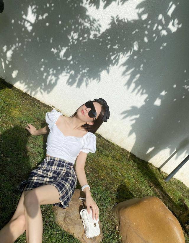 方媛豪宅中晒美照,露脐装配短裙秀长腿,四肢纤瘦少女感十足_郭富城