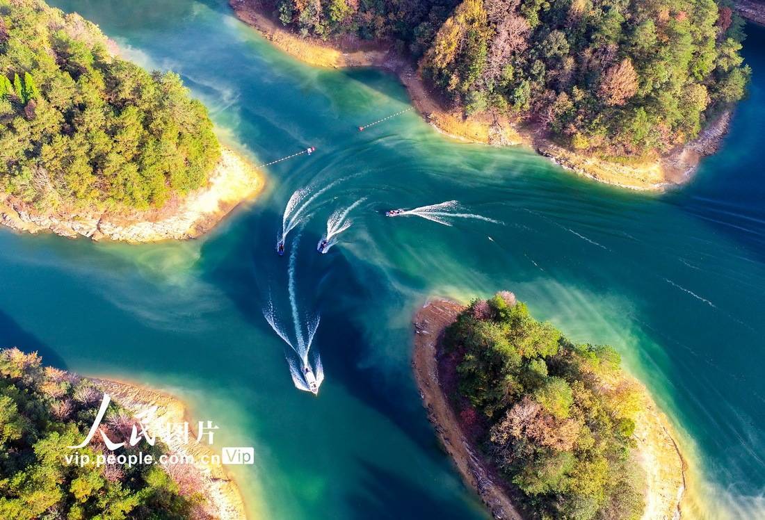 2022年11月26日,浙江省杭州市淳安县千岛湖水上综合行政执法队在