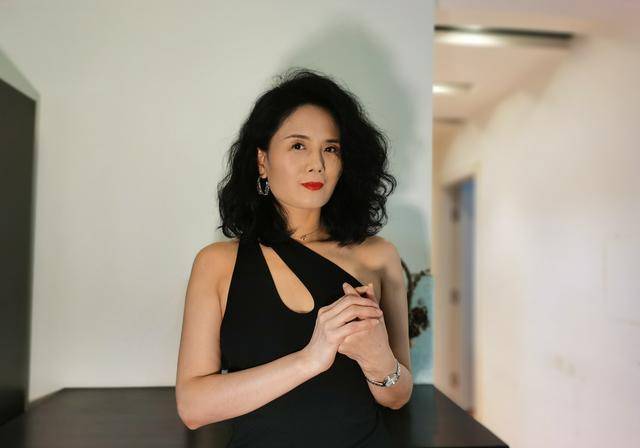 龙爱任关于审美_管理_经历_气质