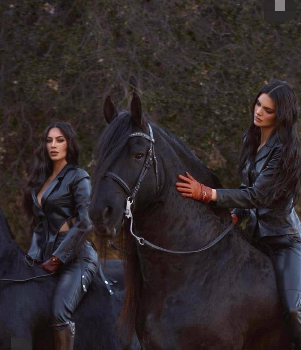 名媛卡戴珊晒骑马照,生完4个娃也不见老!