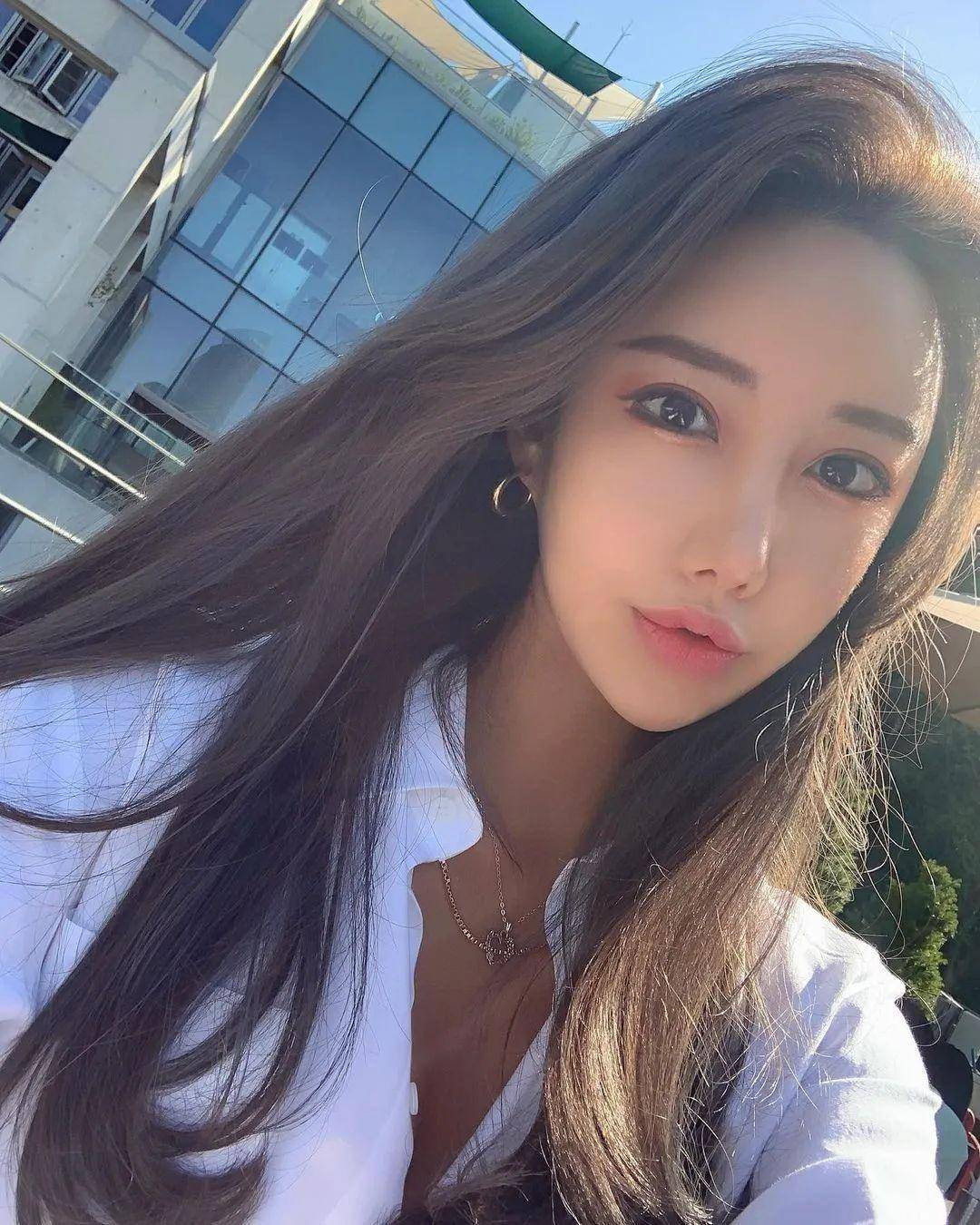 纤腰翘臀大长腿,超低体脂还有e杯胸,这样的逆天身材,你还看脸_金允智