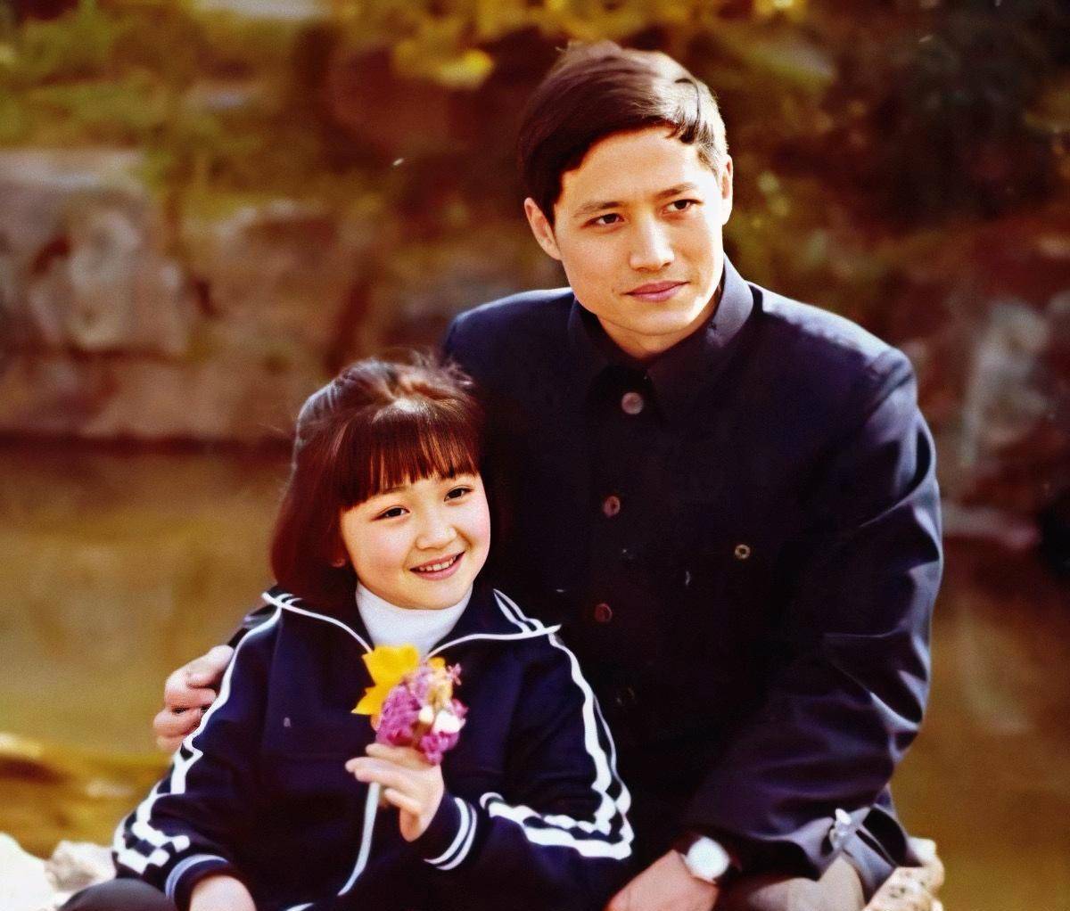 难忘《城南旧事》小英子,一双大眼睛格外纯真,49岁,新照曝光_沈洁