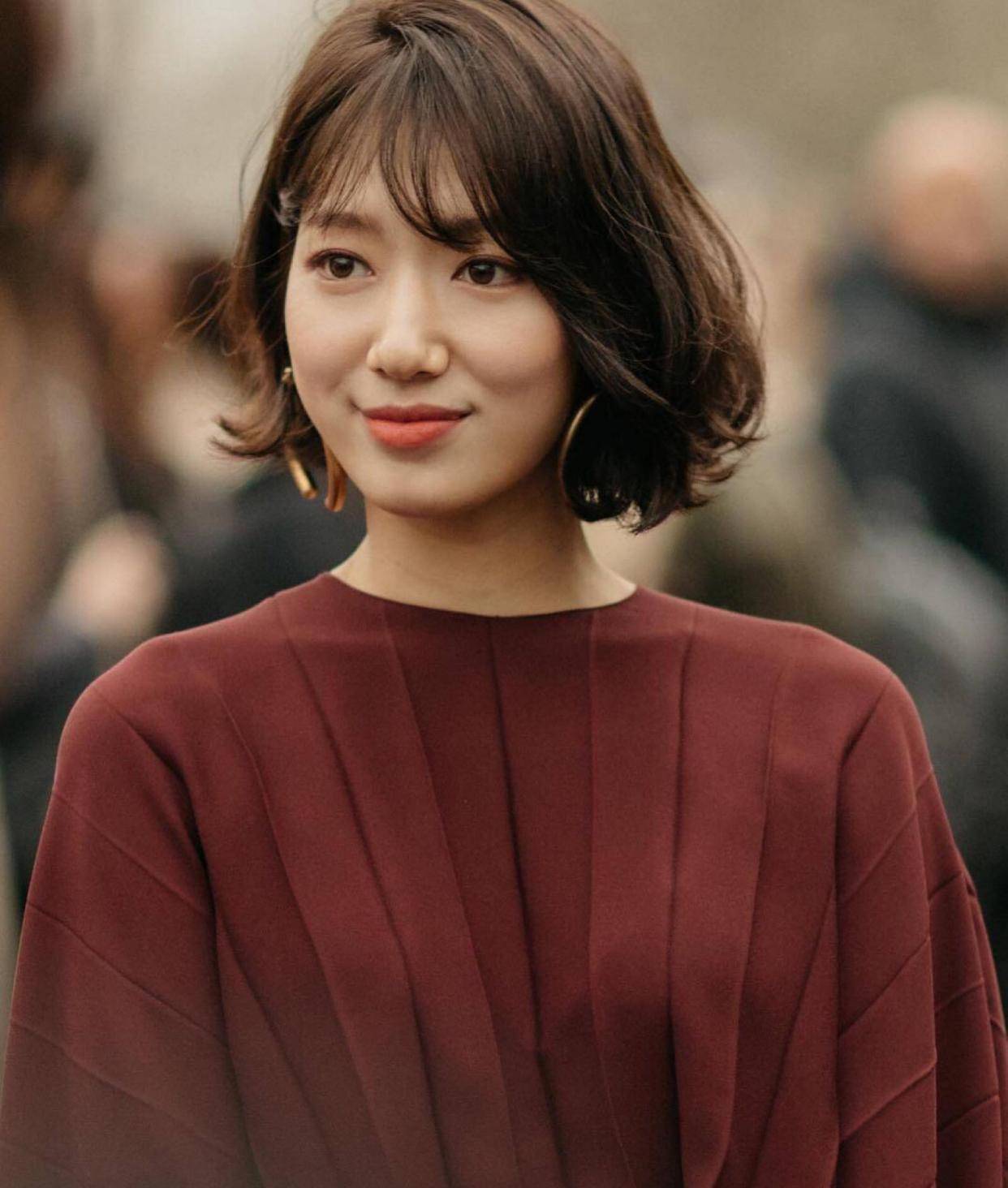 朴信惠瘦了更有辨识度,穿简约黑西装也吸睛有魅力,美得叫人心动_气质