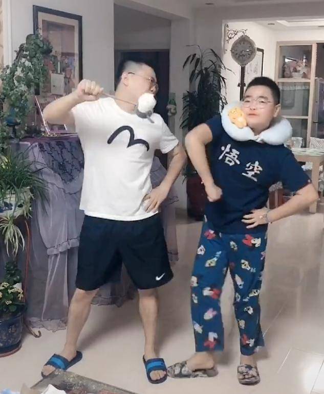 父子晒趣味互动显有爱,比谢爸强多了_曹桐睿_曹星_网友