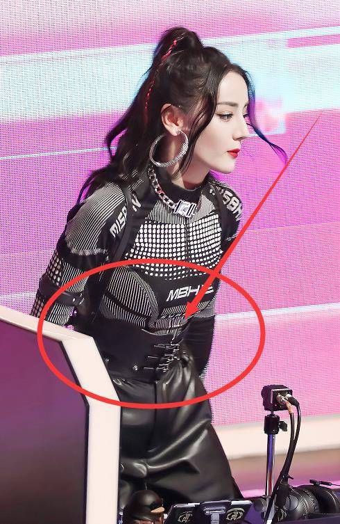 热巴仗着身材好,穿硬到勒的"铁皮束腰",不料弯腰挤出赘肉,太尴尬了!