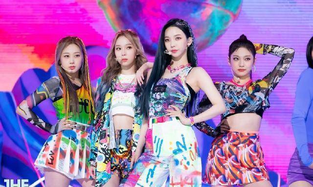 女爱豆合影杀手,izone有张元英,aespa有柳智敏,身高脸小真优越_winter