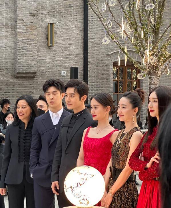 迪奥张园开幕众星生图:江疏影红衣显老,陈飞宇黄晓明身高差太大