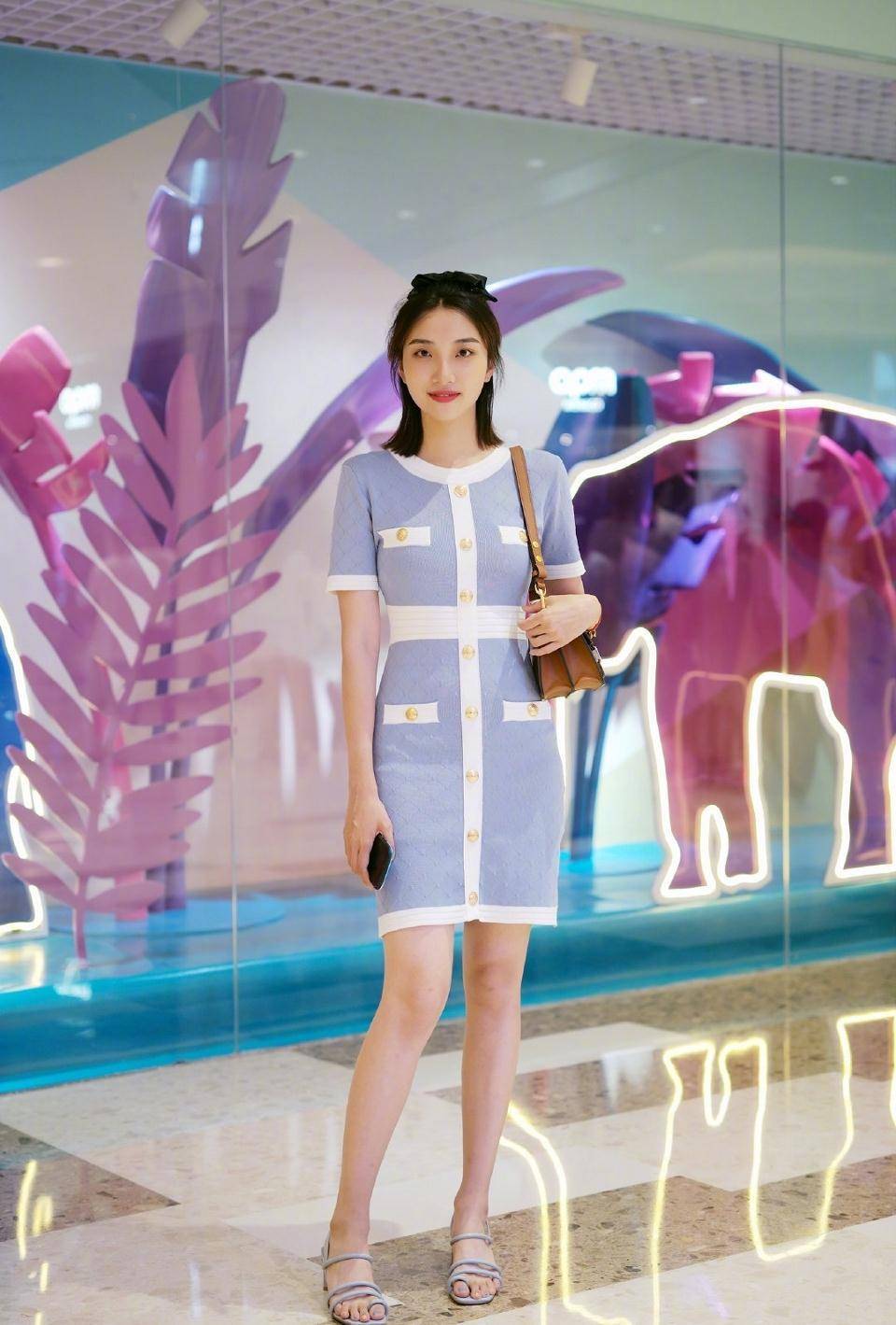 路人街拍,美女穿黑色的吊带连衣裙,气质又优雅_白色_张雨绮_时尚