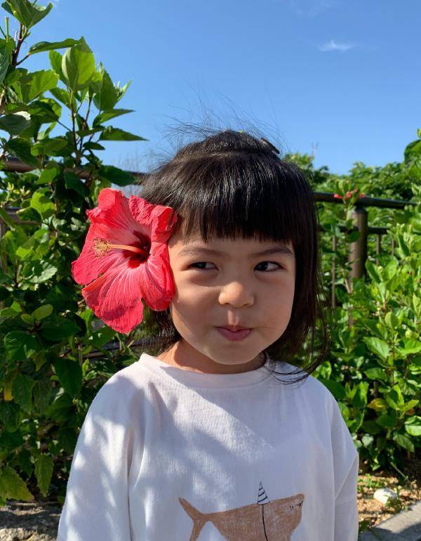 别再说咘咘波妞像贾静雯了,求你看梧桐妹近照,才知啥是复制粘贴_网友