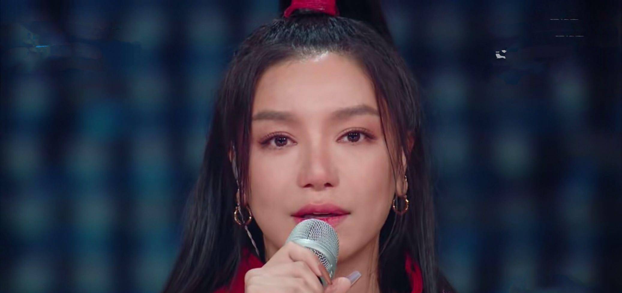 江映蓉上节目被骂哭,快女冠军出道11年却不红,黄英等人在线安慰_丁太