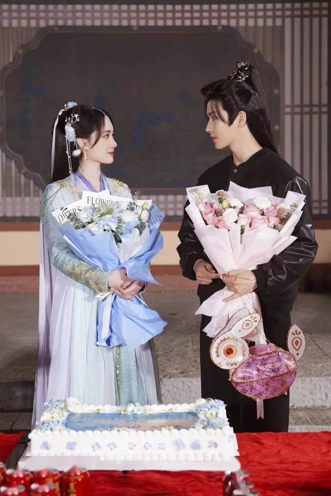 赵嘉敏主演新剧《请卿入怀》杀青 同剧组拍大合影_李菲_写真_蛋糕