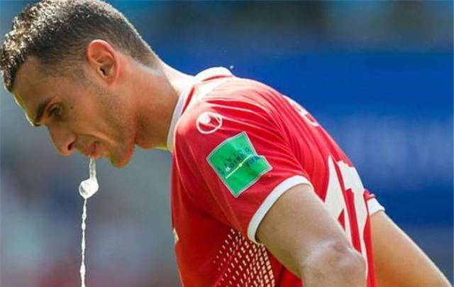 为什么足球运动员在赛场上喝水,都是边喝边吐的?