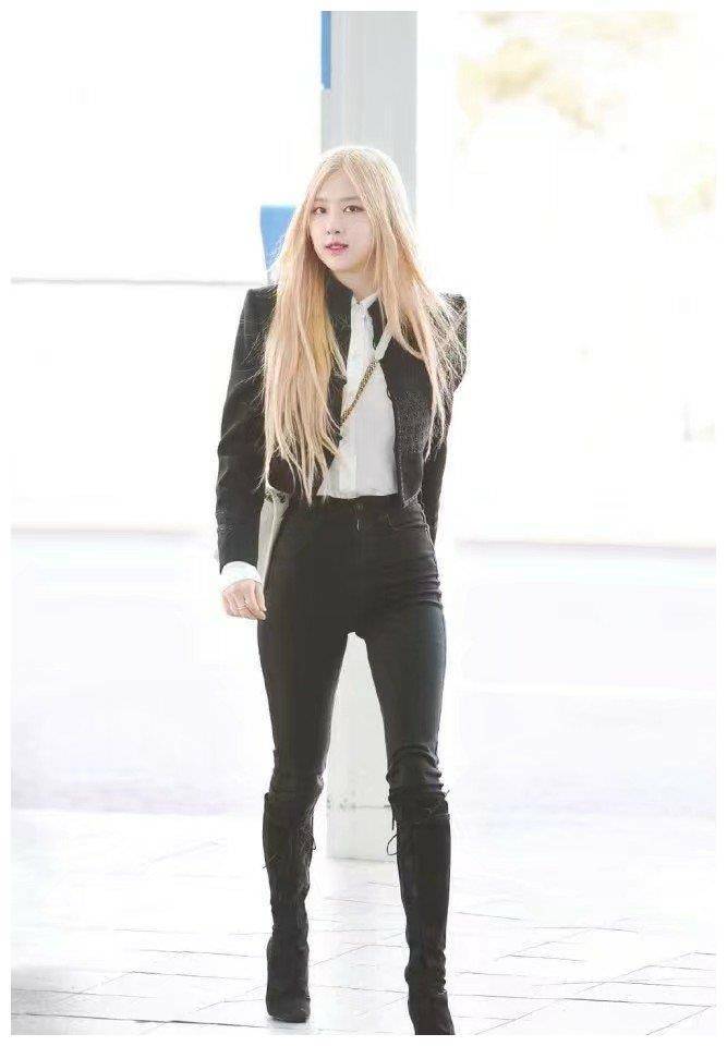 朴彩英金色长发披肩,黑色短裤只比外套长2厘米,秀美腿抢镜十足_衬衫