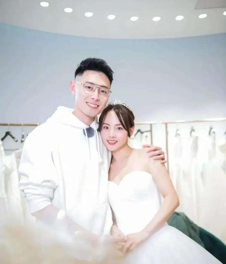 杜淳妻子王燦曬照慶祝結婚紀念日與張嘉倪買超形成鮮明對比_王球_媽媽