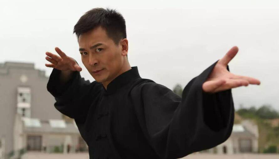 他饰演喜欢发明稀奇古怪的四驸马鱼日,在剧中吴樾没有了拳打