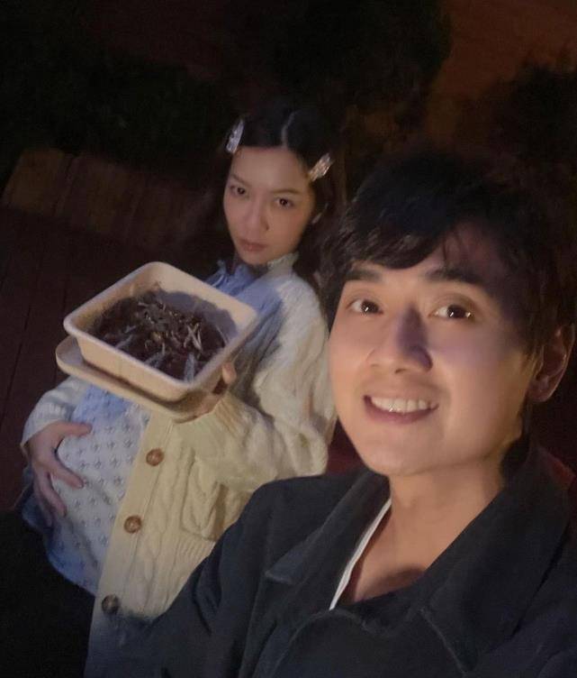 何雁诗挺大孕肚去主题乐园游玩 tvb小花陈滢和赖慰玲相陪玩耍_郑俊