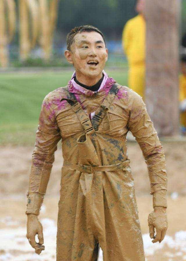 佘诗曼将王彦霖按在泥里,就问你服不服!