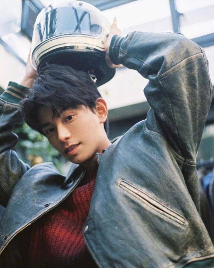 三七分的发型可以说是90年代港风男生的标志性发型了,毕竟那时候的