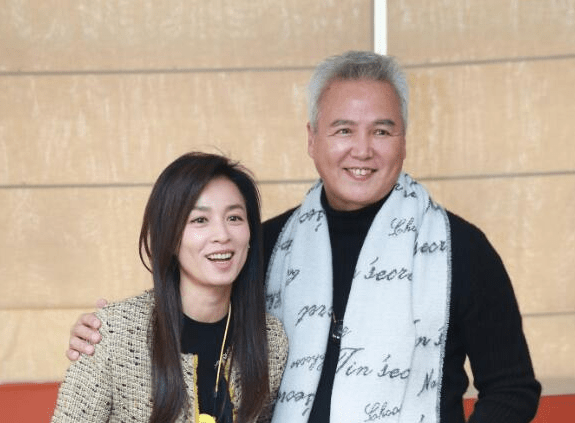 林瑞阳下楼需搀扶,身价百亿却曝贴满膏药,张庭状态惹争议_网友_身体