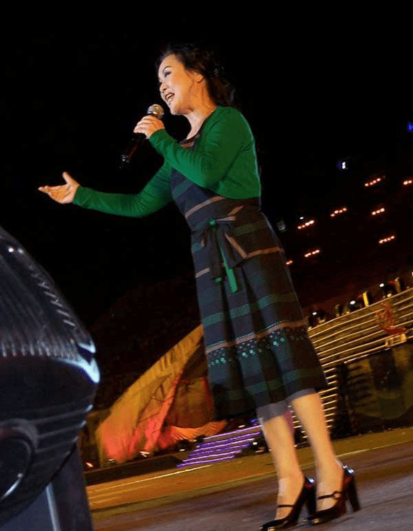 李谷一自然老去,穿碎花长棉服现身机场,是歌唱家也是普通老太太_那一